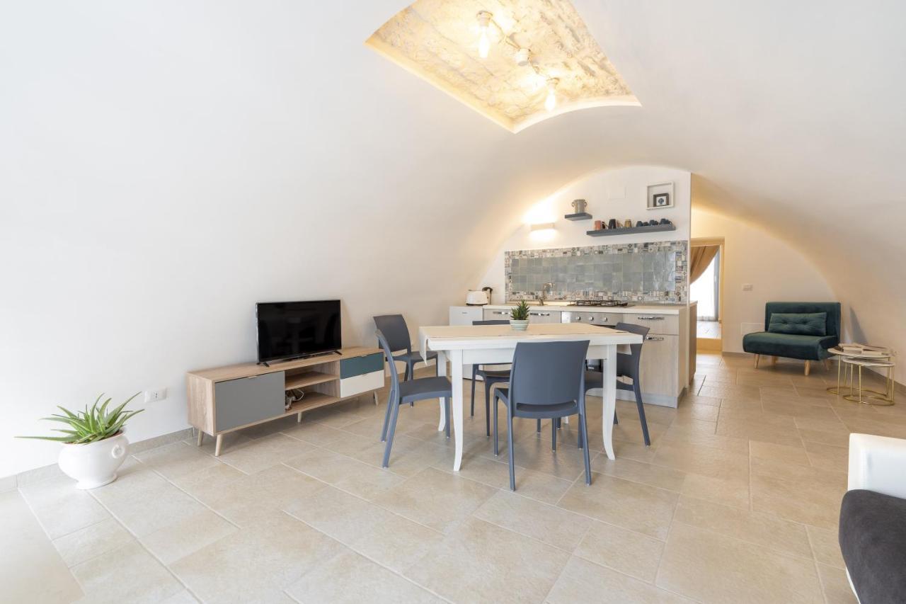 Suite La Scala Del Borgo ชิสแตร์นีโน ภายนอก รูปภาพ
