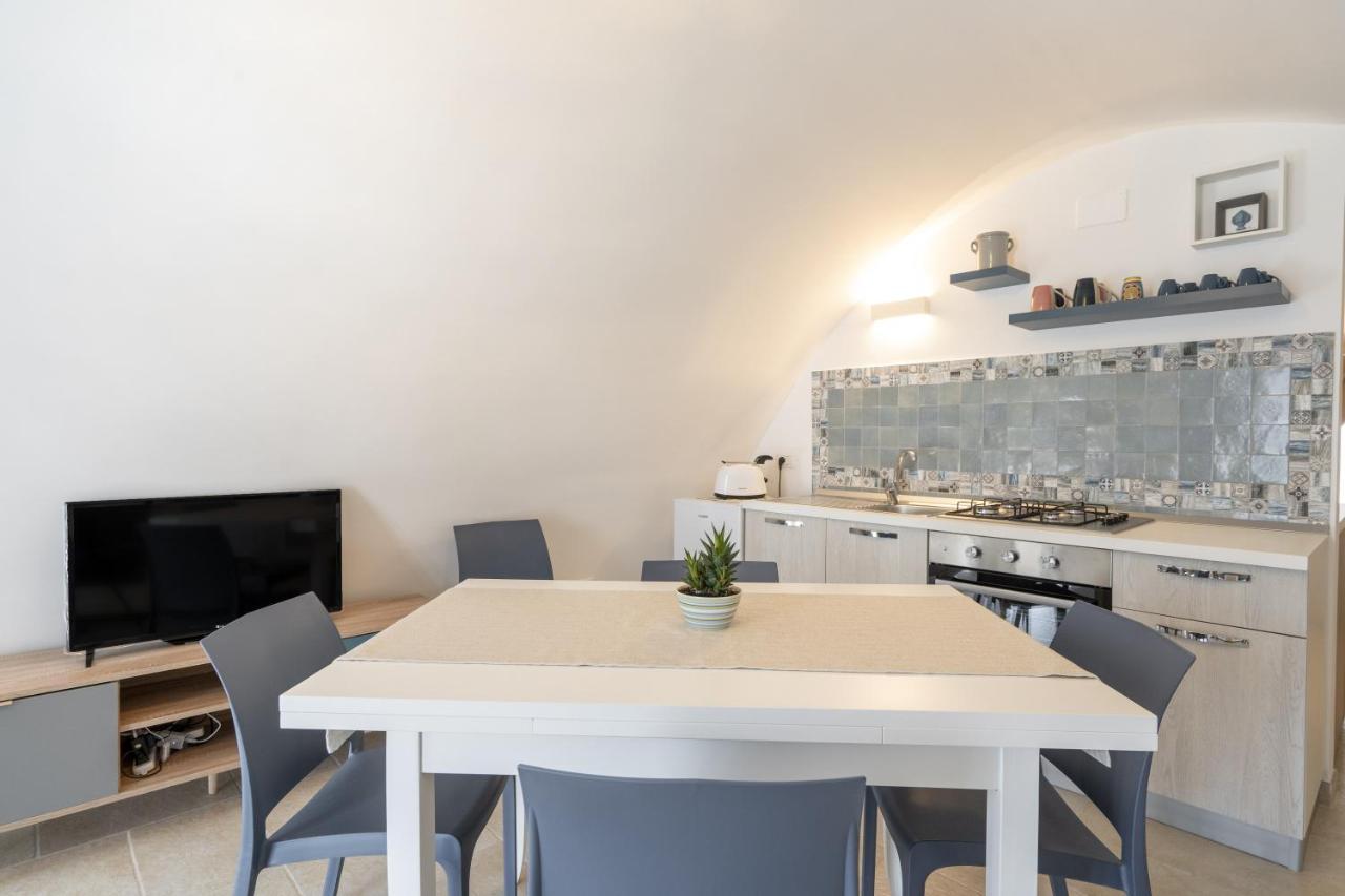 Suite La Scala Del Borgo ชิสแตร์นีโน ภายนอก รูปภาพ